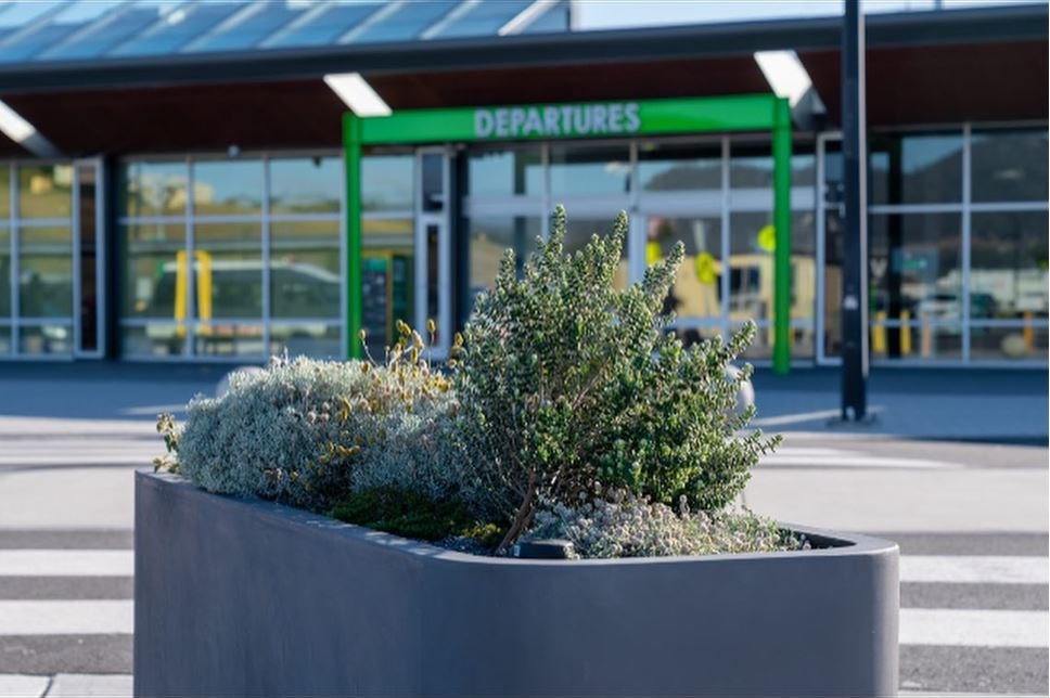 Aeropuerto de Hobart, donde hermosas jardineras dan la bienvenida a los
