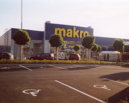 Výsadba stromů u Makro Plzeň