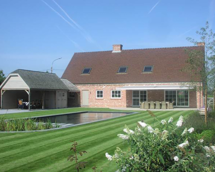 Aplicación de TerraCottem Turf en la zona radicular de un césped semillado, Wortegem-Petegem, Bélgica.