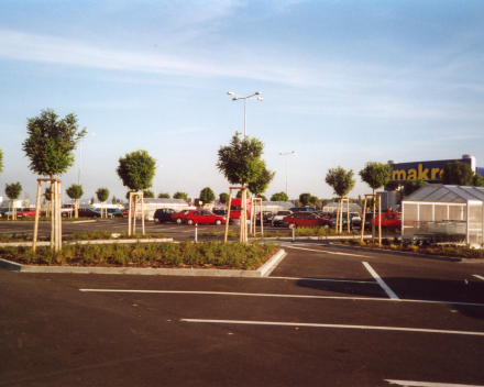 Výsadba stromů u Makro Plzeň