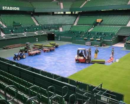 Aplicación de TerraCottem en la capa radicular en el Estadio Gerry Weber, Halle, Alemania.