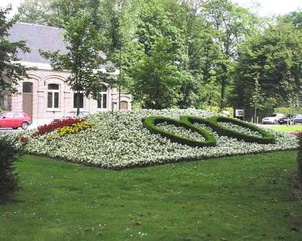 Pokus na květinových záhonech s TerraCottem Universal / Complement , Oudenaarde, Belgie.