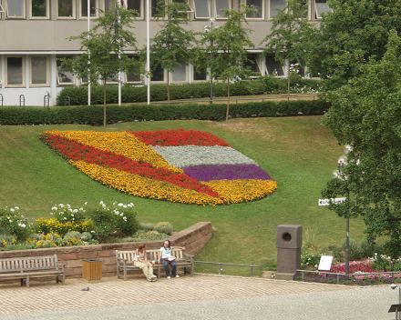 TerraCottem Universal v květinových záhonech, Pforzheim, Germany.