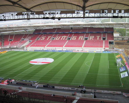Stadion Gottlieba Daimlera – hrací plocha, Stuttgart, Německo. Aplikace TerraCottem během příprav na světový šampionát ve fotbale 2006.