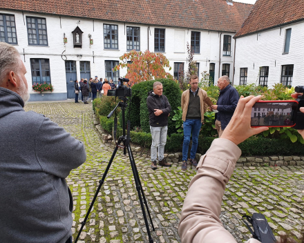 INTERVIEW: John Adam en Stefaan De Smet delen hun passie voor bebloeming in de stad Oudenaarde, de gemeente met lovenswaardige bloemeninitiatieven