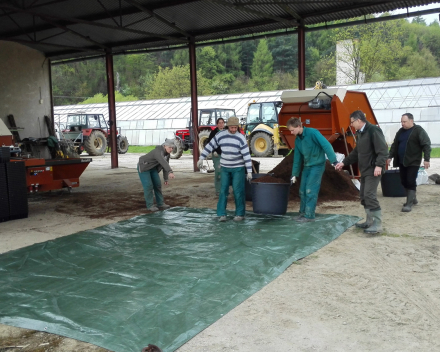 Travaux de préparation avant le mélange de TerraCottem Universal avec le substrat.