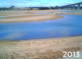 Ekologické zalesňování s TerraCottem Universal v Christies Beach, Noarlunga Downs, SA, Austrálie - nečinná uhelná elektrárna je spojena se stávajícími mokřady na pobřeží (2013).